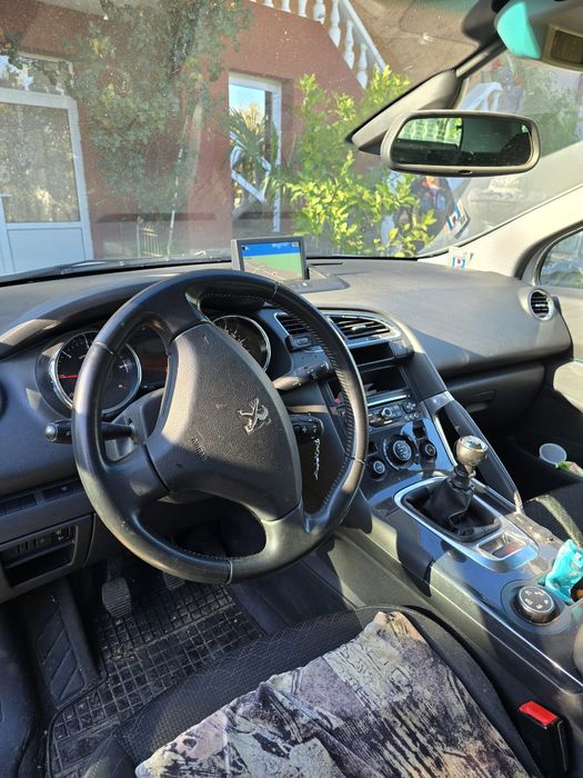 Vând Peugeout 3008