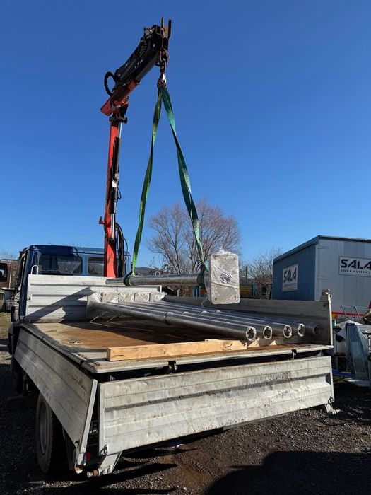 Камион с кран – транспорт и разтоварване на материали