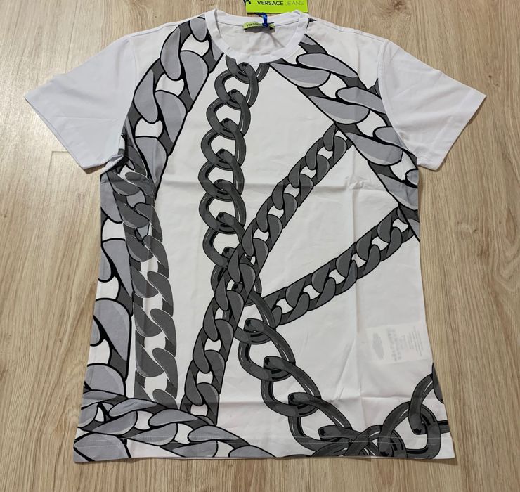 Мъжки тениски с етикети Versace Jeans в черен и в бял цвят.