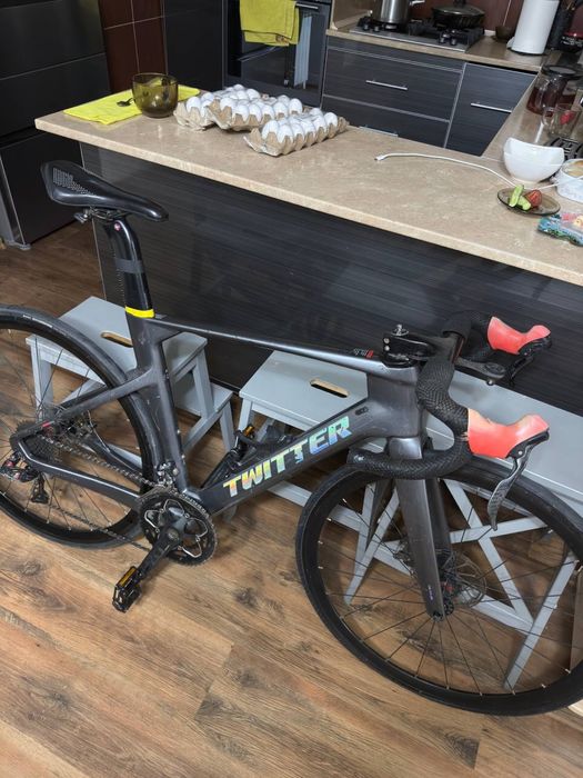 Twitter R10 carbon