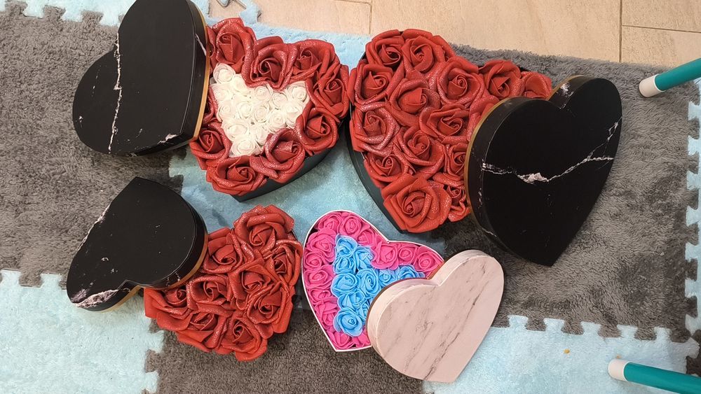 Кутия с изкуствени рози!!!