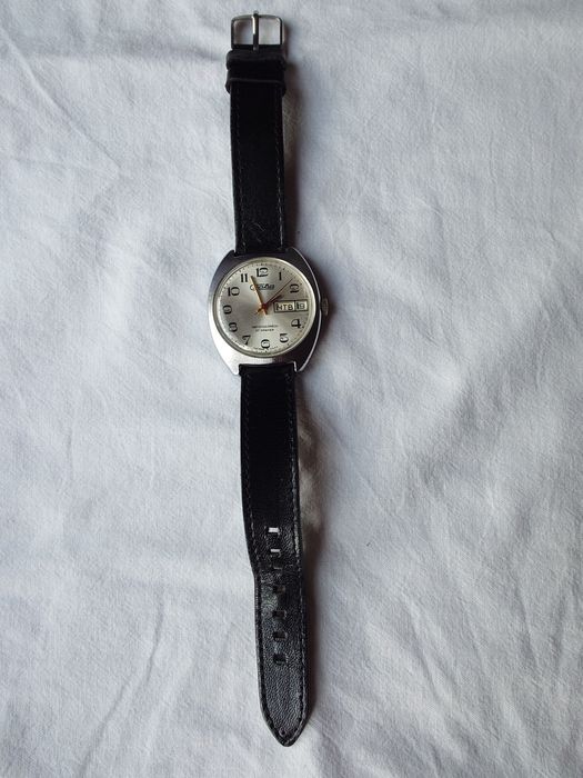 Слава с ден и дата - автомат. Съветски механичен часовник.