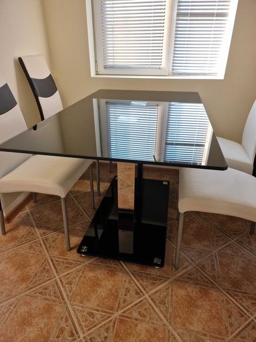 Трапезна стъклена маса