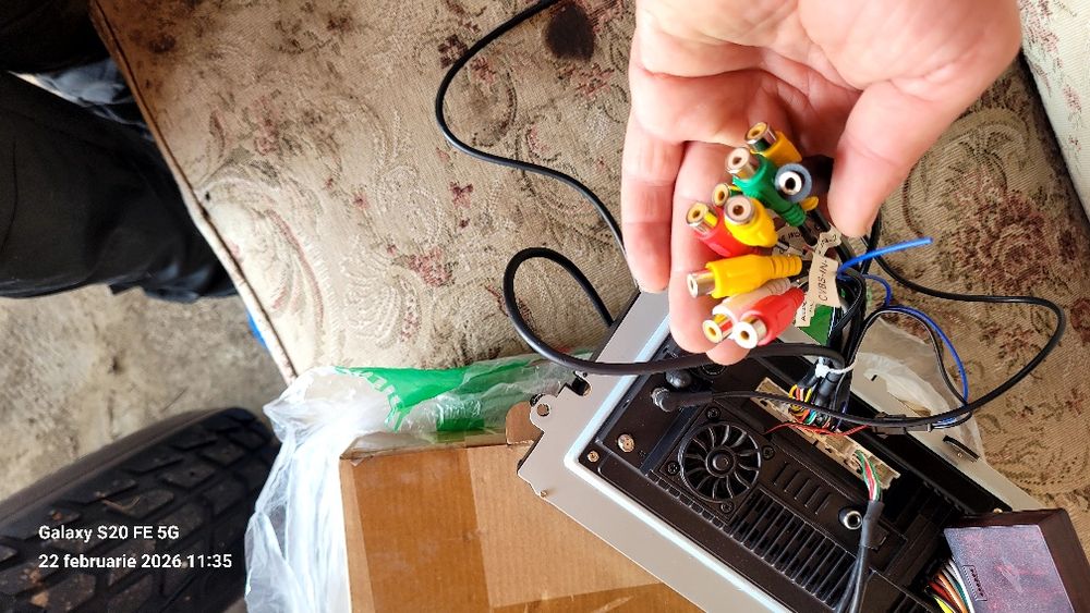 Vând navigație auto cu ecran tactil mare de 10  inch.