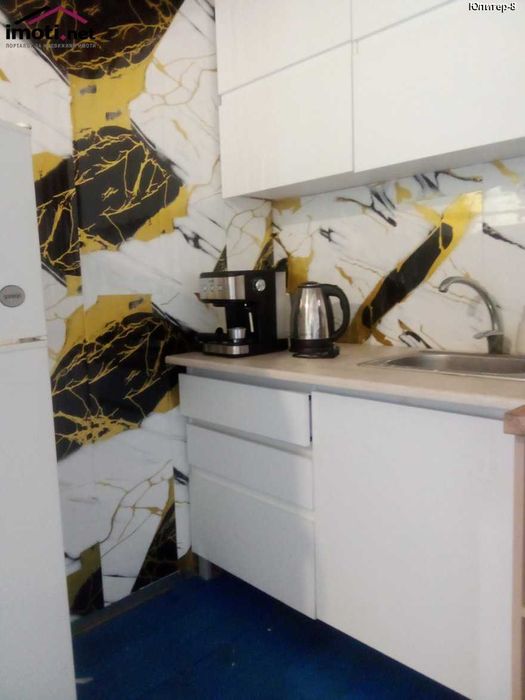 Продава бунгало с веранда в Кариани до брега.