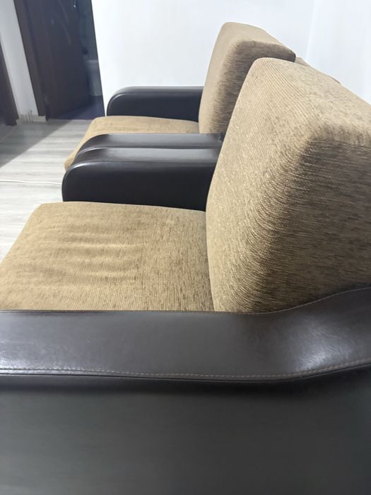 Vind  2 fotolii tip pat din piele