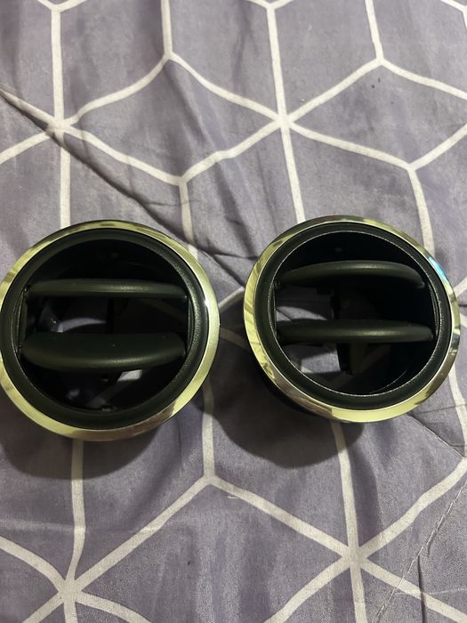 Продам 2 дефлектора  на панель .