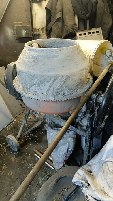 Бетономешалка в хорошем состоянии.