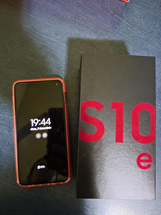 Vând Samsung S10e full box