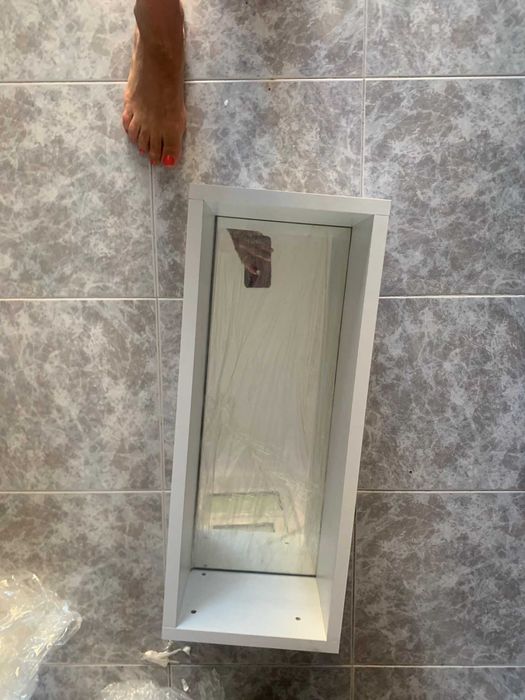 Продавам чисто нова етажерка с огледало