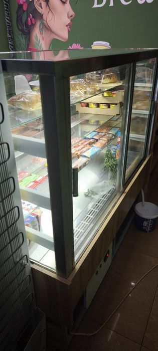 Продам витринный холодильник