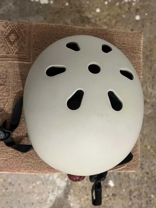 Scoot and Ride Casca de protectie cu LED si sistem de reglare magnetic