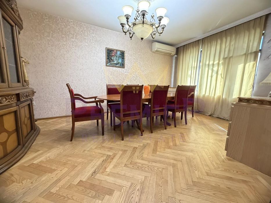 Тристаен апартамент, Погребите