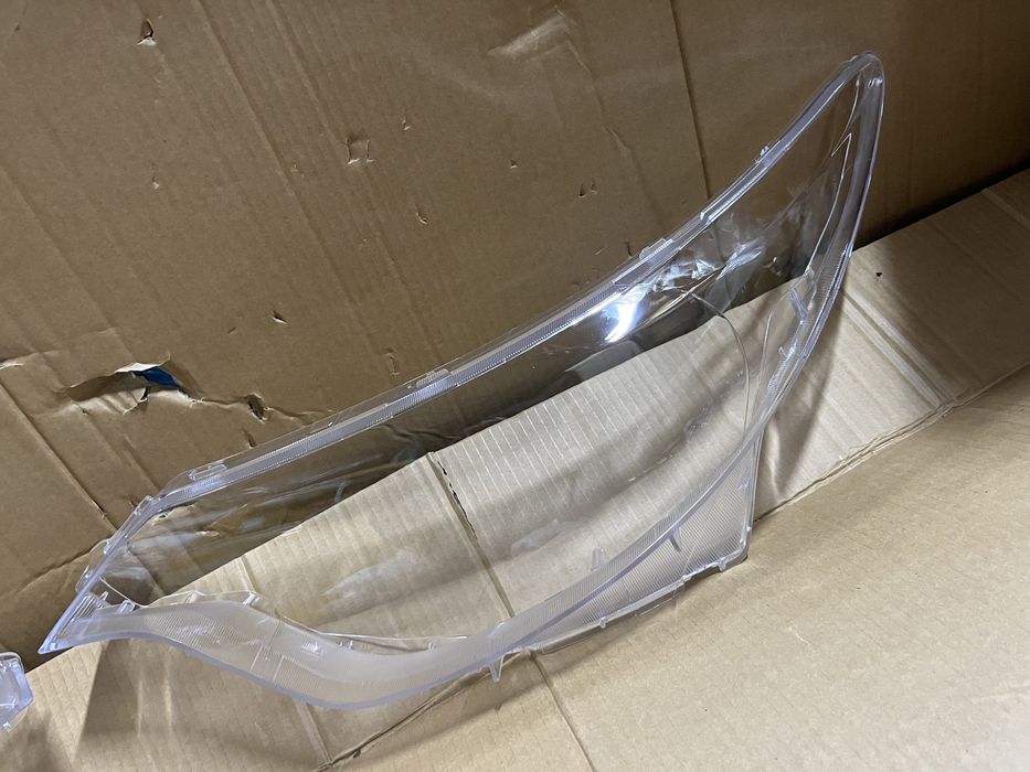 Toyota Estima 06-08 стекло фар