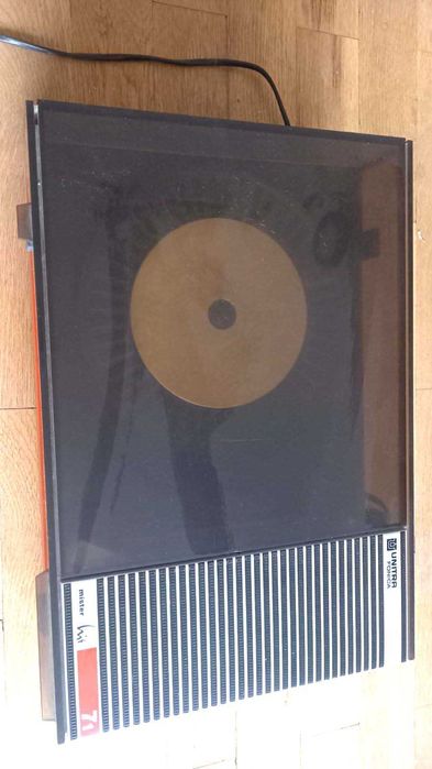 Предлагам работещ грамофон