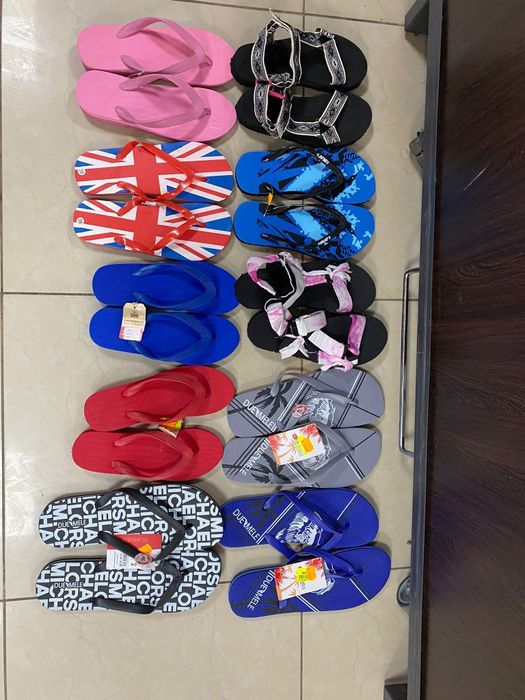 Vand lot 100 de perechi de slapi de plaja - lichidare de stoc