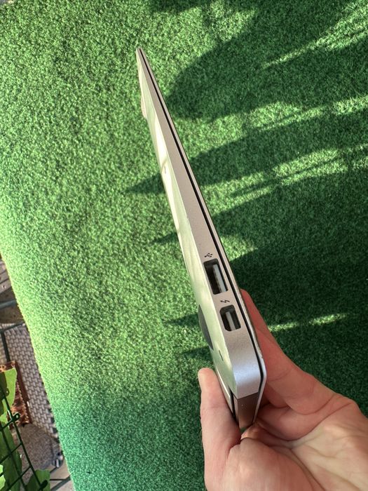 Macbook Air 11”  Mid 2013 i5