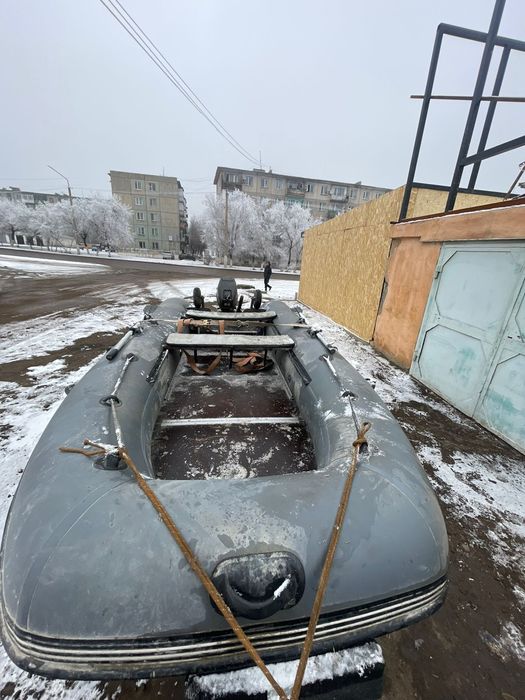 Лодка адмирал с мотором