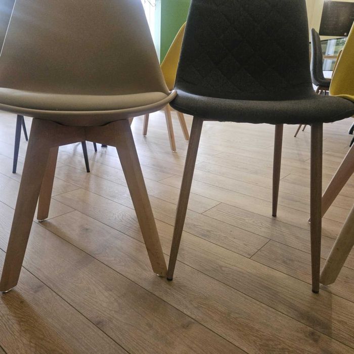 Маси 7бр с дебелина на плота 3,8 см , размери 80/80 и 28 бр столове