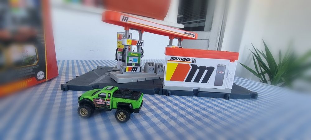 Matchbox Action Drivers – Бензиностанция + Строителна площадка с кран + оригинални колички