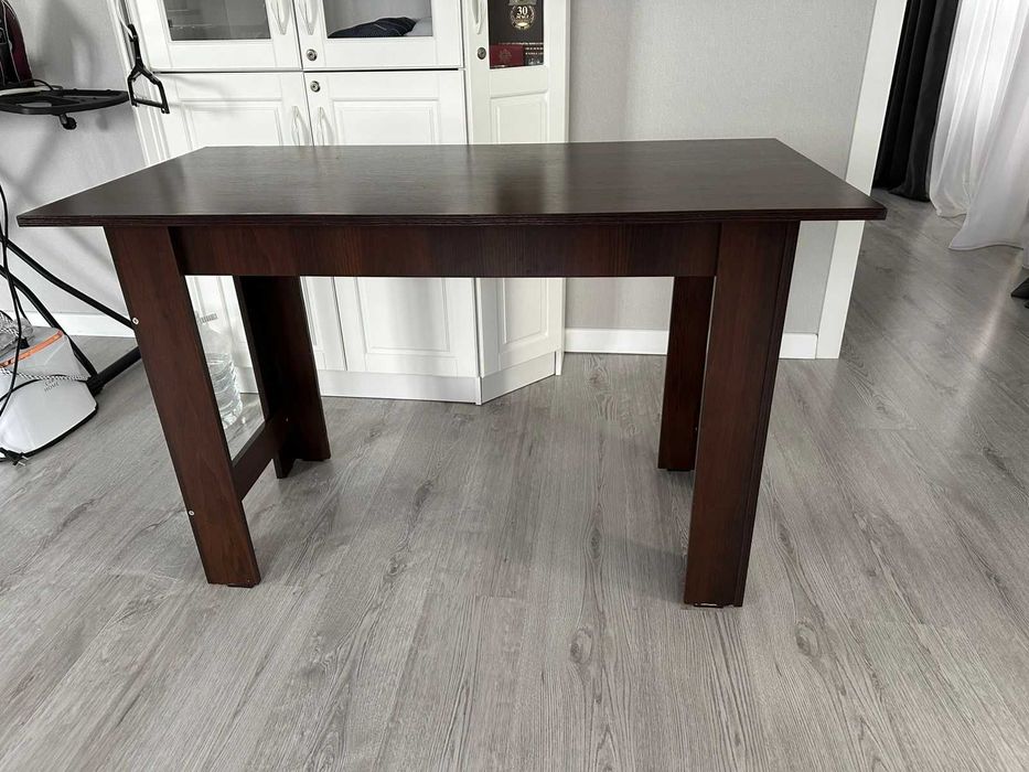 Одинокий стол ищет новых хозяев