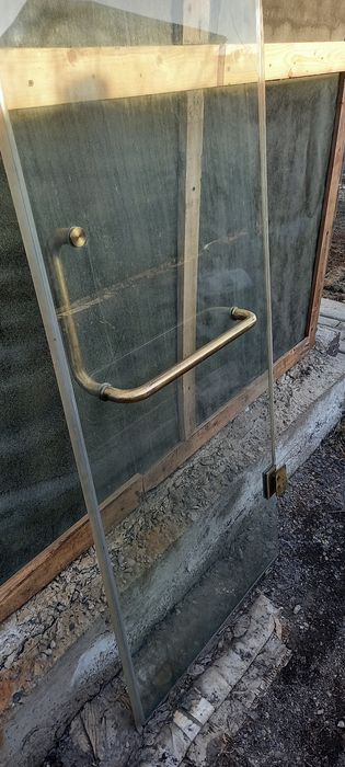 Продам стеклянную дверь