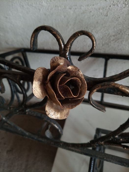 Кованые вазоны на балкон