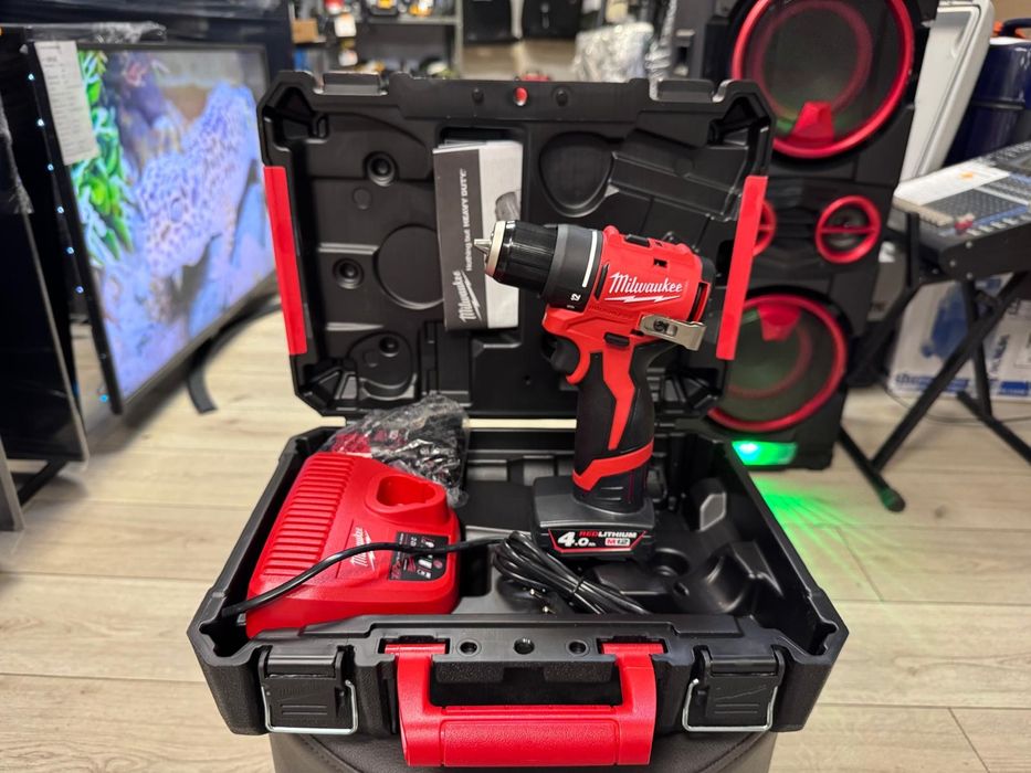 Amanet F28:Masină de gaurit  Milwaukee M12 BLDDRC 402C 2 NOU