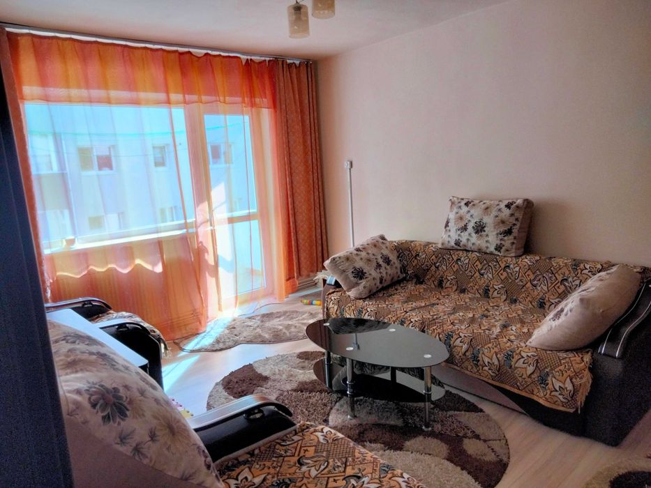 Închiriez apartament 3 camere etaj 3 zona Lama