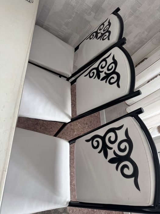 СРОЧНО продам кухонный стол со стулями