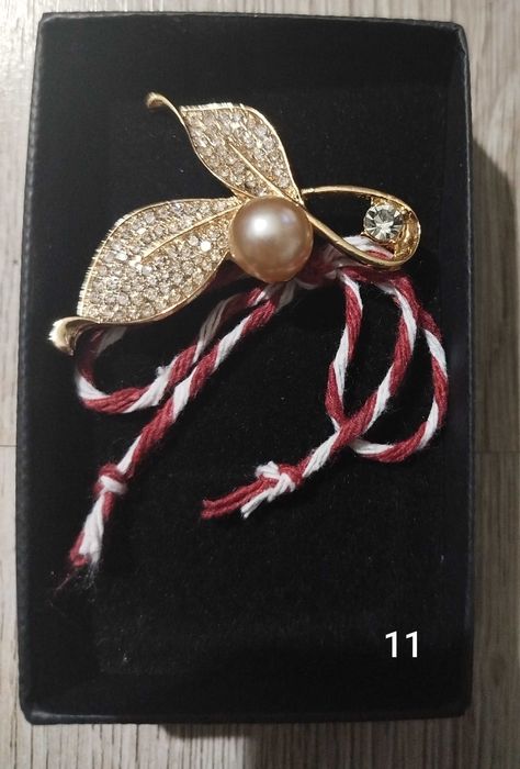 Мартеница с брошка