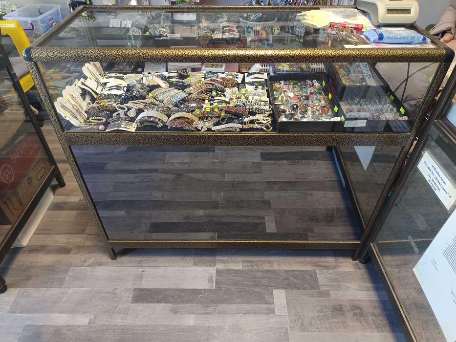 Стъклена витрина/ витрини