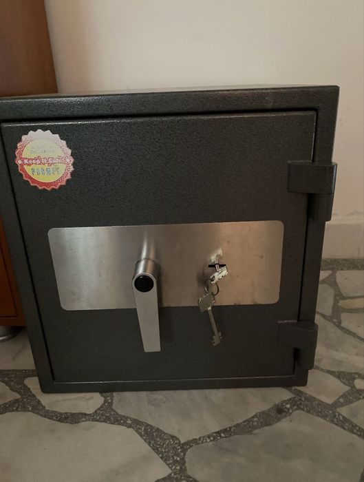 Сейф с        2 ключа