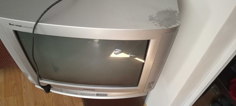 Продавам телевизор Senpo (Китай) 21 инча, всичко работи.