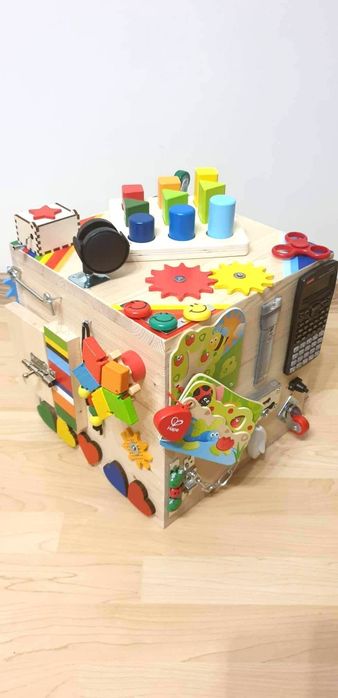 Детски образователен куб бизиборд