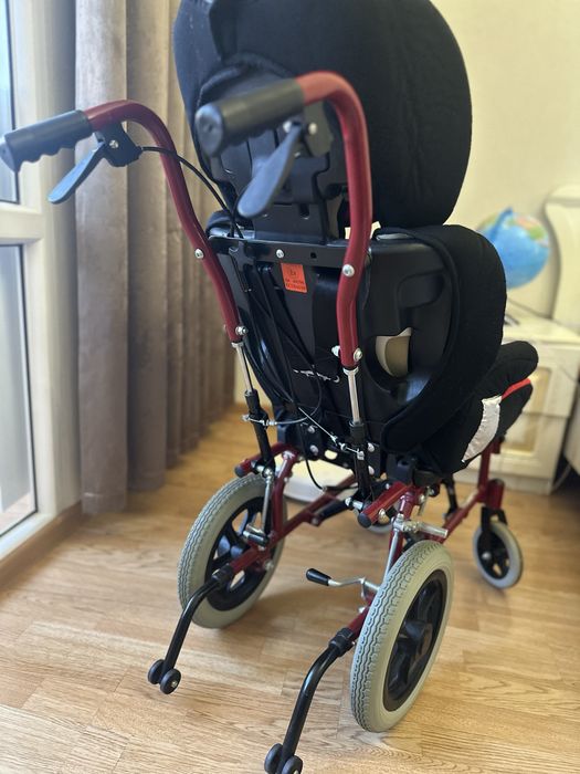 Продам детскую инвалидную коляску