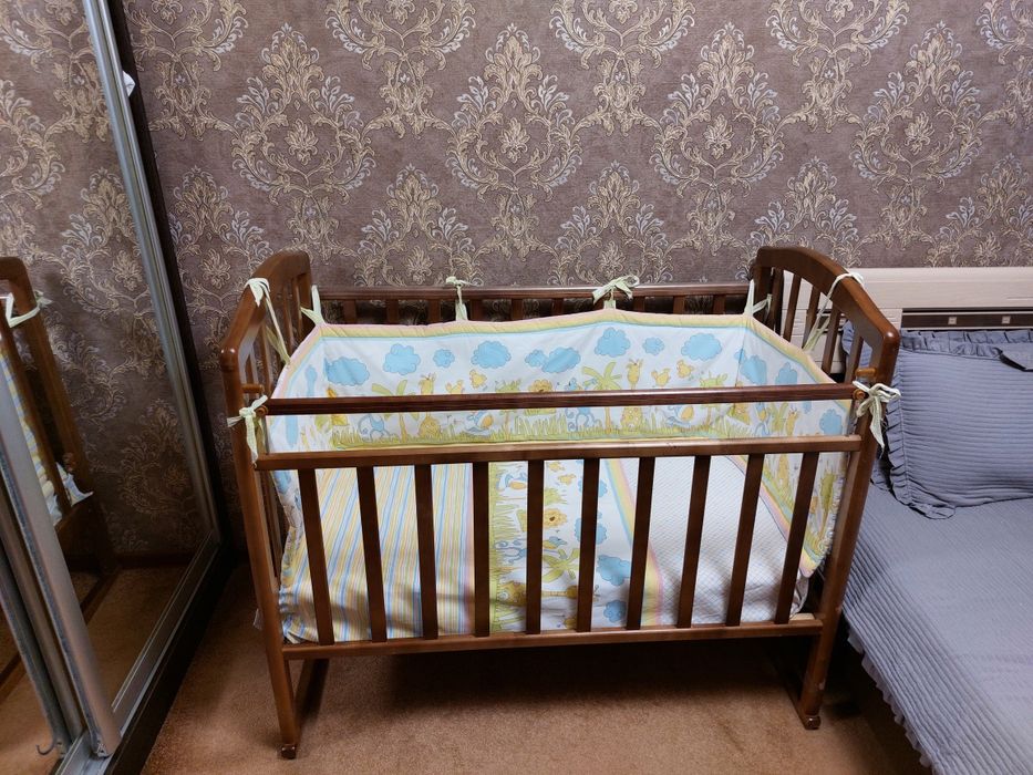 Продам детскую кроватку с матрасом