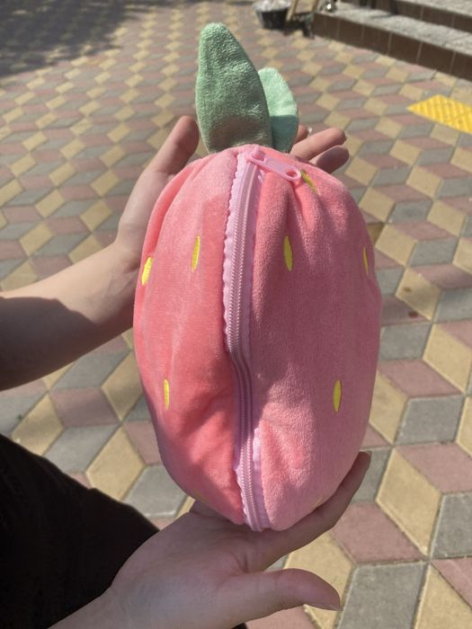 Игрушечный Кролик в Клубнике