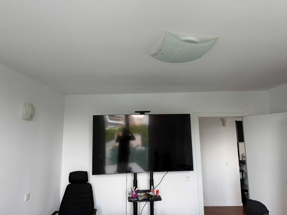 Pachet Premium: Smart TV 4K Samsung 70" (177 cm) + Stand Mobil Profesional pe Roți (Ideal Firme / Săli Ședințe / Home Cinema)
