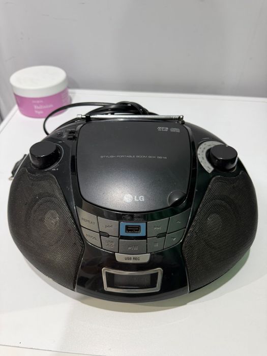 Магнитофон LG.