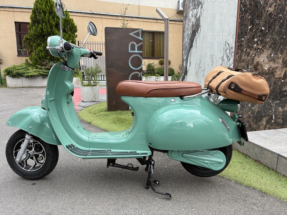 Scuter electric nou,  still Vespa clasic