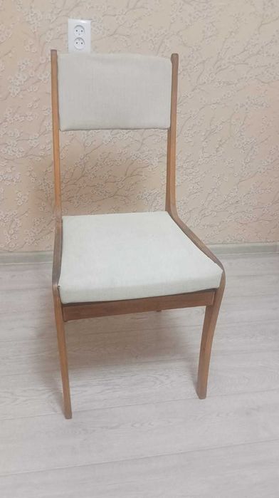 стулья б\у  5шт из дерева  с белой обивкой