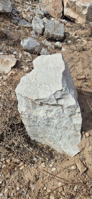 Белый бутовый, мраморный камень