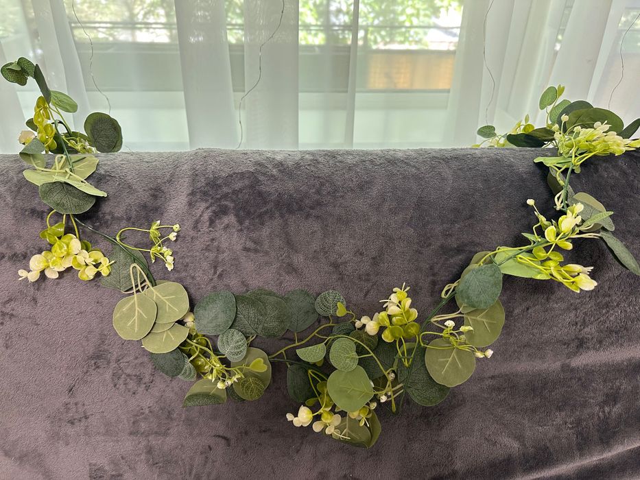 Ghirlandă Artificială de Eucalipt și Salcie cu Flori Albe – Decor Realist pentru Casă și Evenimente