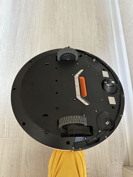 Робот-пылесос почти новый