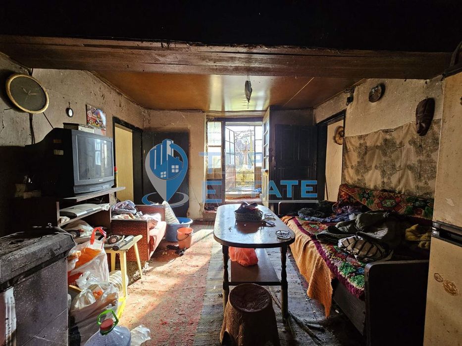 Двуетажна къща с кладенец и допълнителни постройки в с. Стефан Стамбо