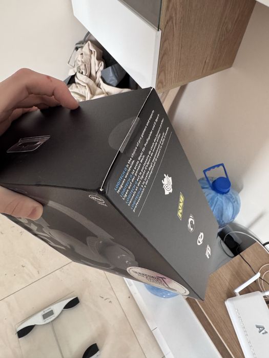 Нови, неразпечатвани Logitech G Pro X, геймърски слушалки.