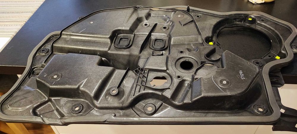 Продавам Части за оборудване на предна лява врата за Мазда СХ5 2018г.