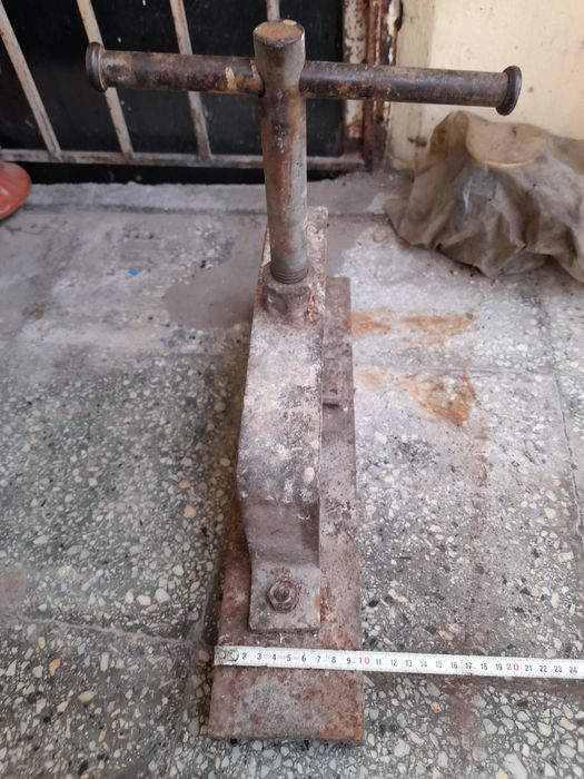 Тръбно менгеме,метчици и панти