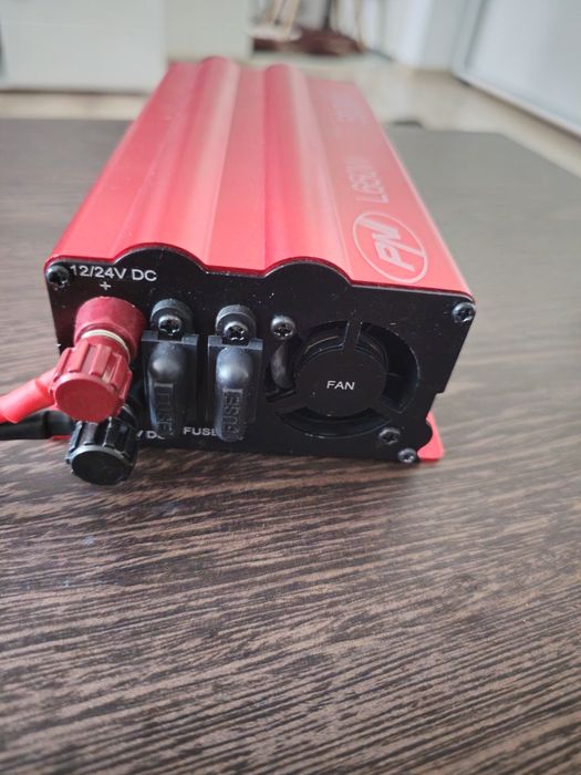 Invertor de tensiune PNI L650W, 500 W, alimentare duala 12 V / 24 V, iesire 230 V, sinus modificat, mufa USB 5 V 500 mAh, clesti alimentare